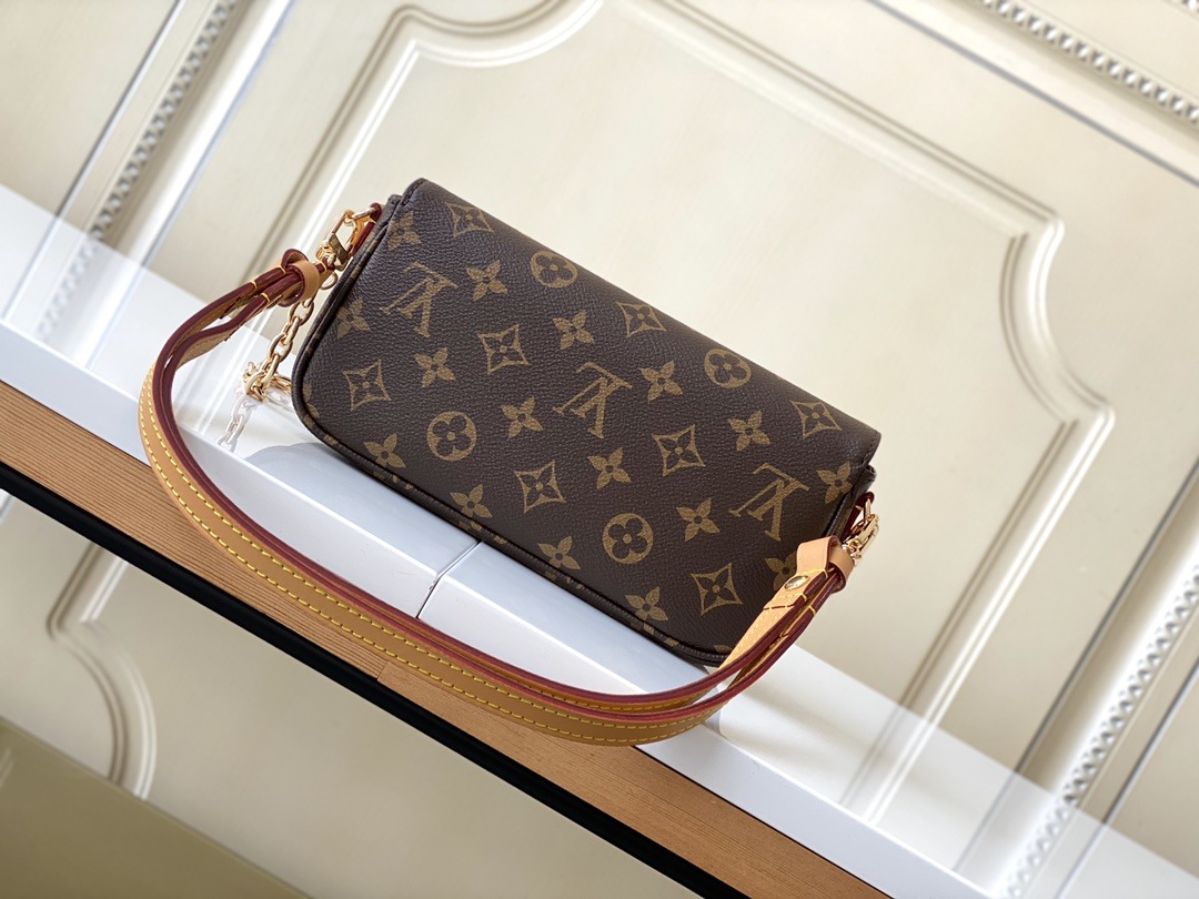 LOUIS VUITTON  Ivy Wallet on Chain Bag Monogram