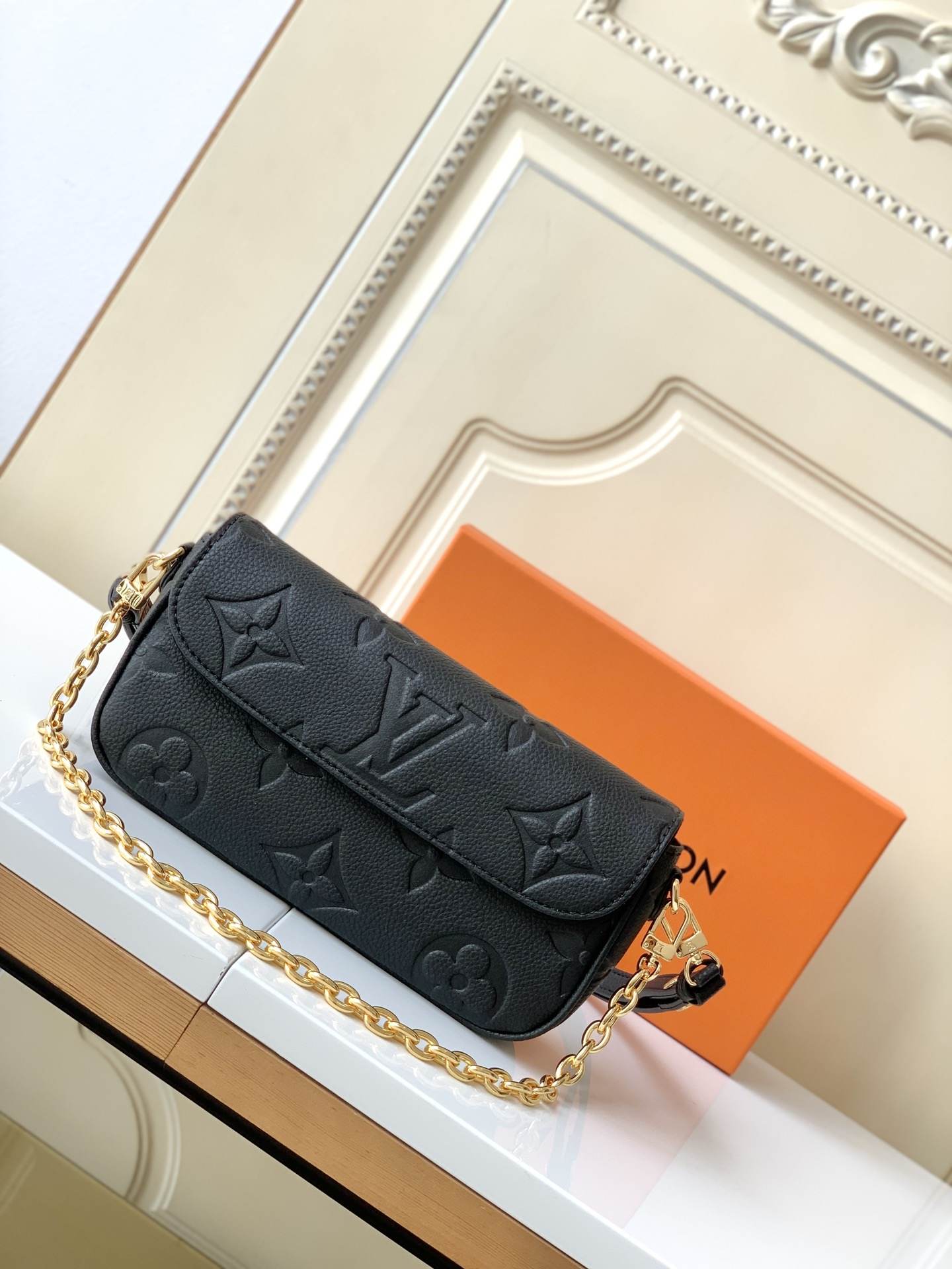 LOUIS VUITTON  Ivy Wallet on Chain Bag Black