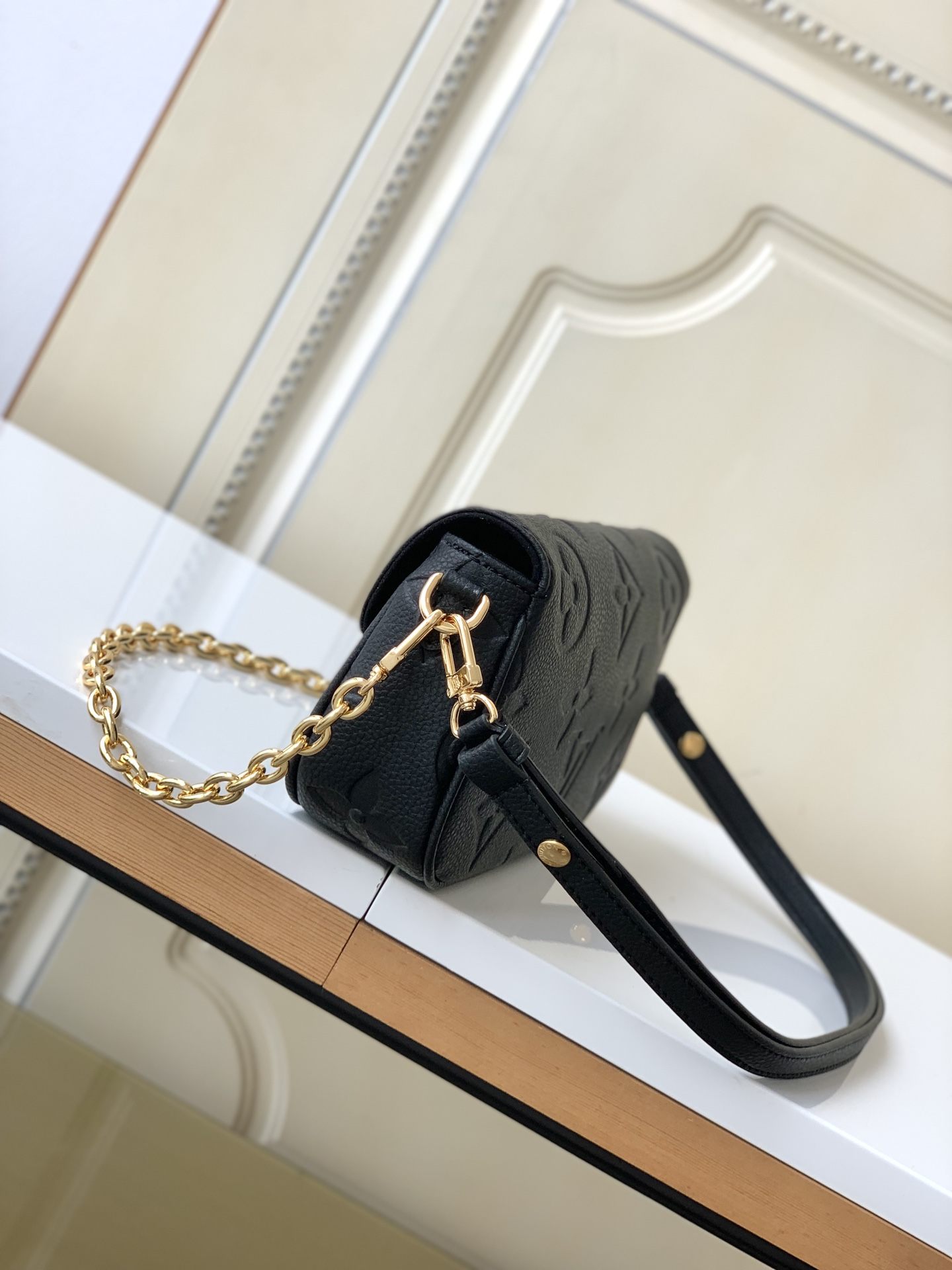 LOUIS VUITTON  Ivy Wallet on Chain Bag Black