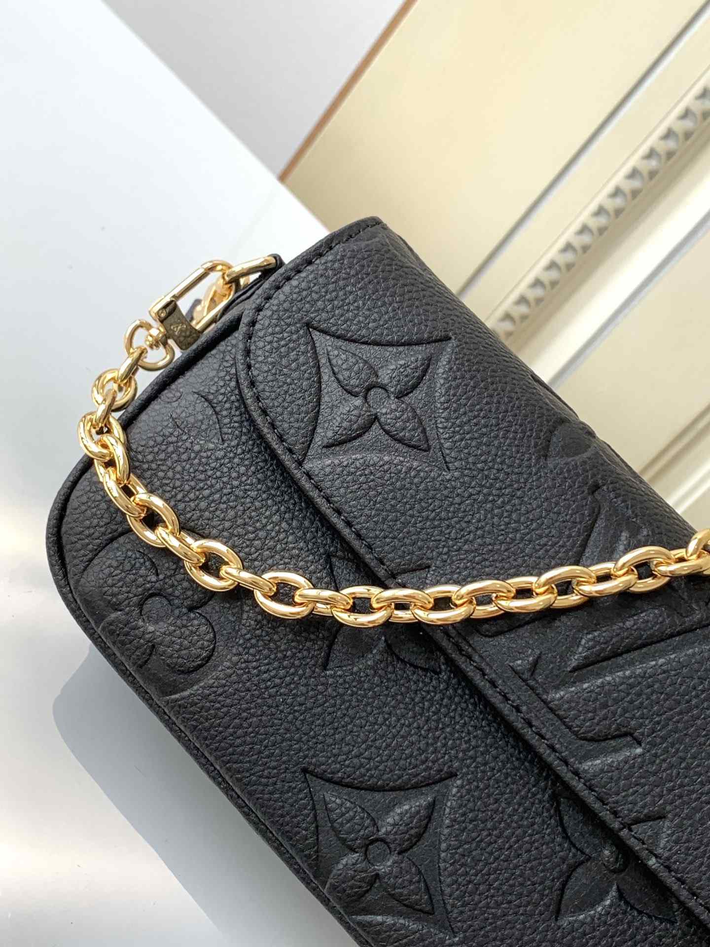 LOUIS VUITTON  Ivy Wallet on Chain Bag Black