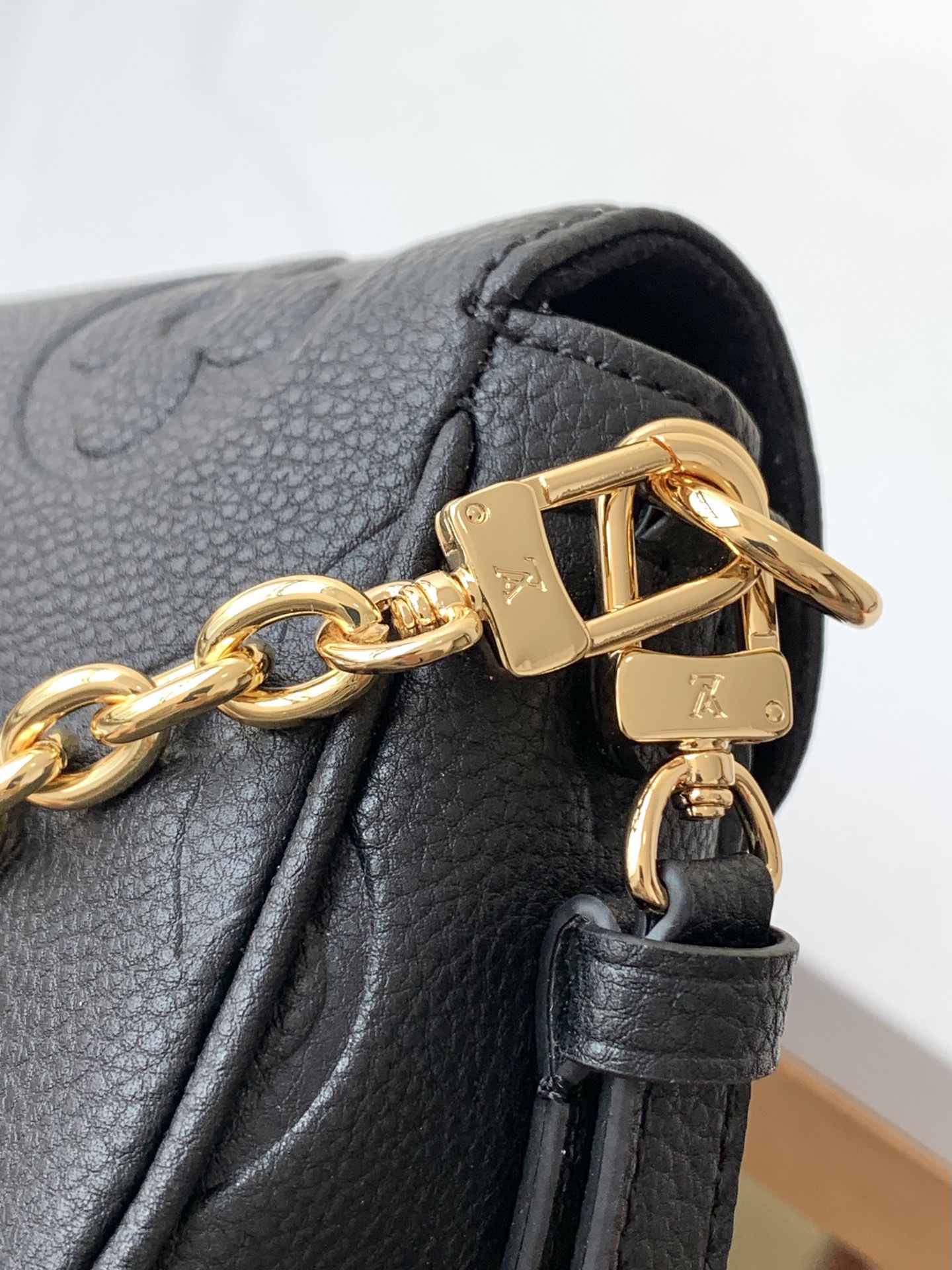 LOUIS VUITTON  Ivy Wallet on Chain Bag Black