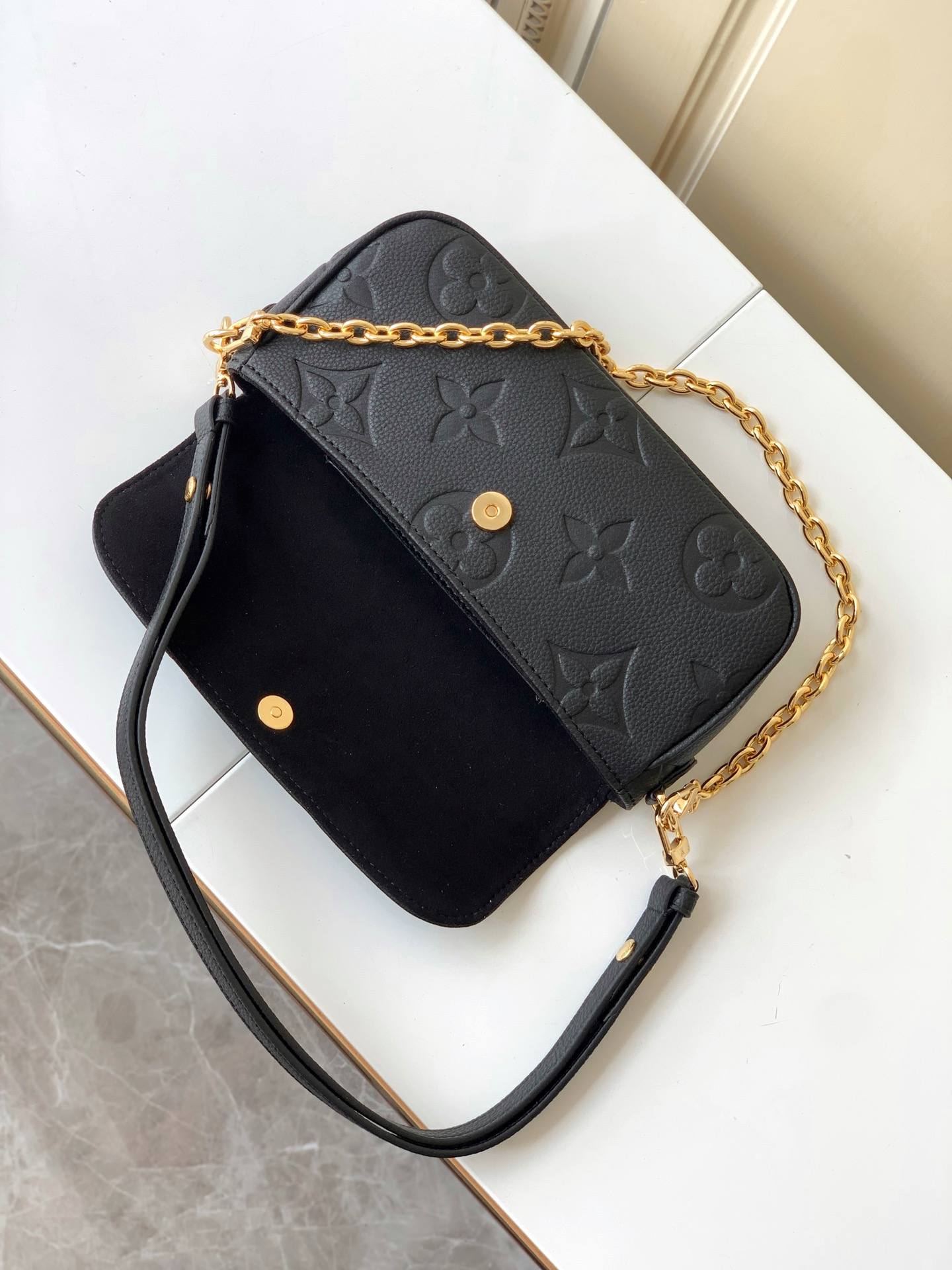 LOUIS VUITTON  Ivy Wallet on Chain Bag Black