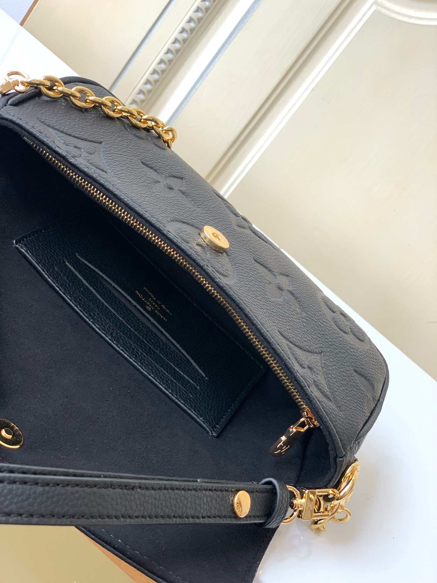 LOUIS VUITTON  Ivy Wallet on Chain Bag Black