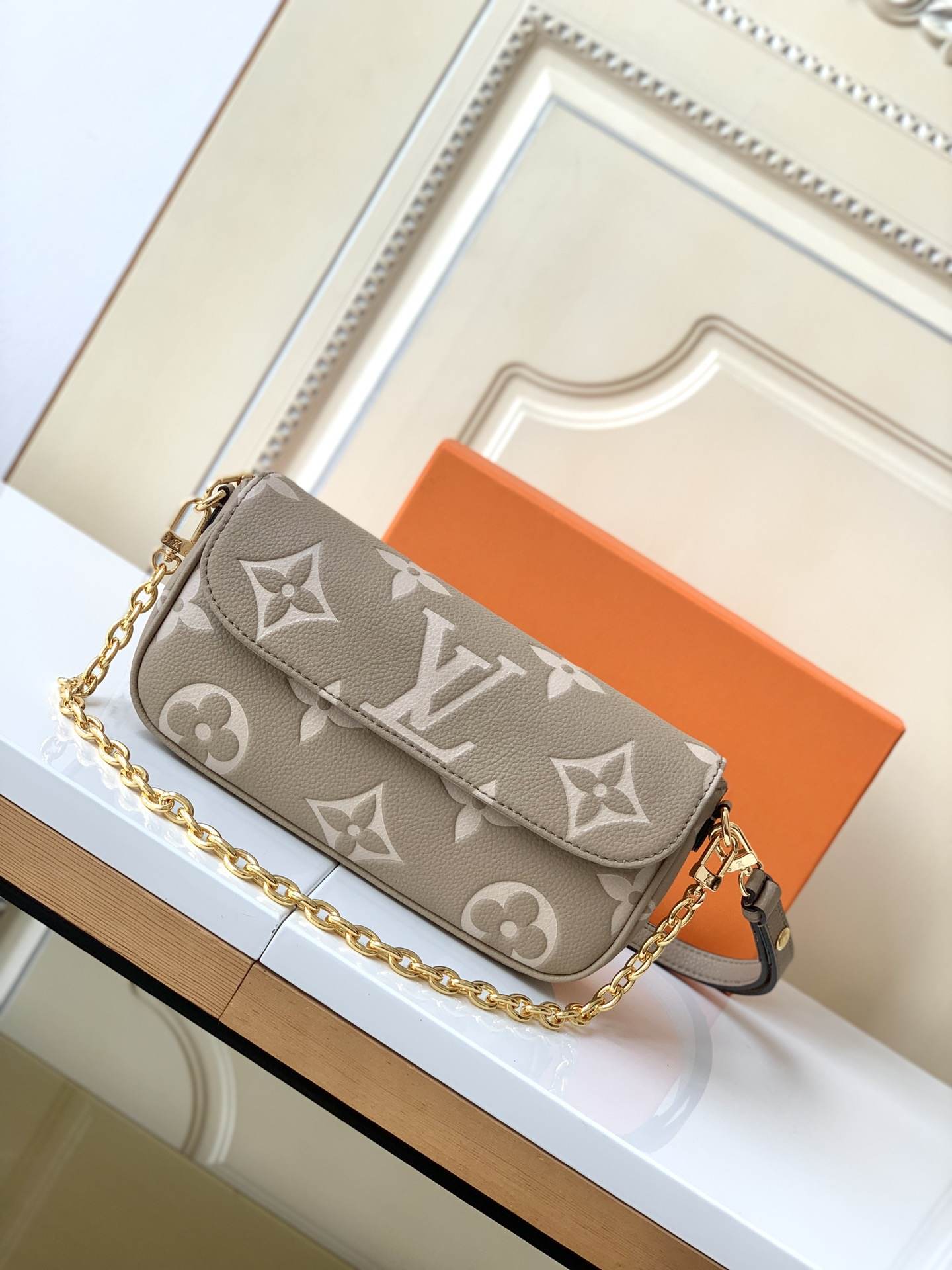 LOUIS VUITTON  Ivy Wallet on Chain Bag Tourterelle Grey/Cream