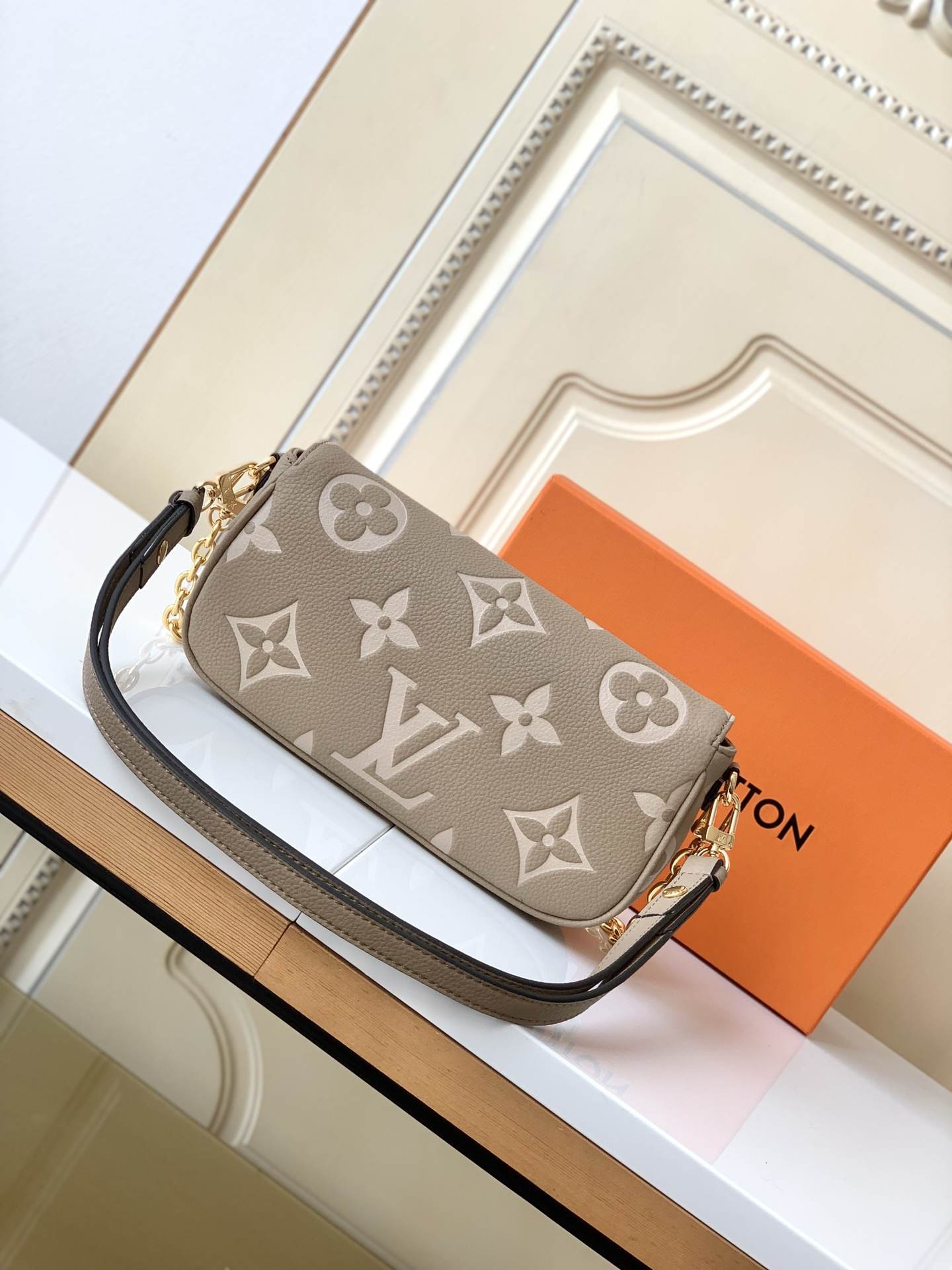 LOUIS VUITTON  Ivy Wallet on Chain Bag Tourterelle Grey/Cream