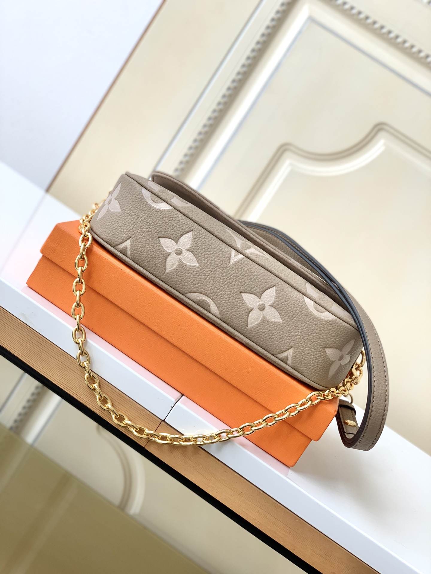 LOUIS VUITTON  Ivy Wallet on Chain Bag Tourterelle Grey/Cream