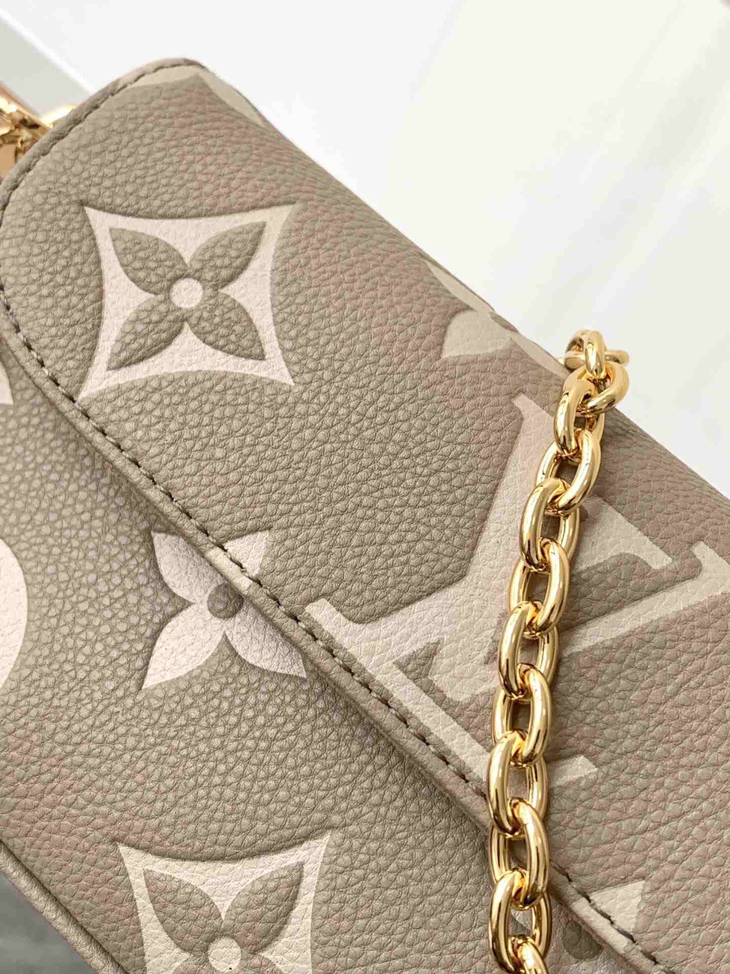 LOUIS VUITTON  Ivy Wallet on Chain Bag Tourterelle Grey/Cream