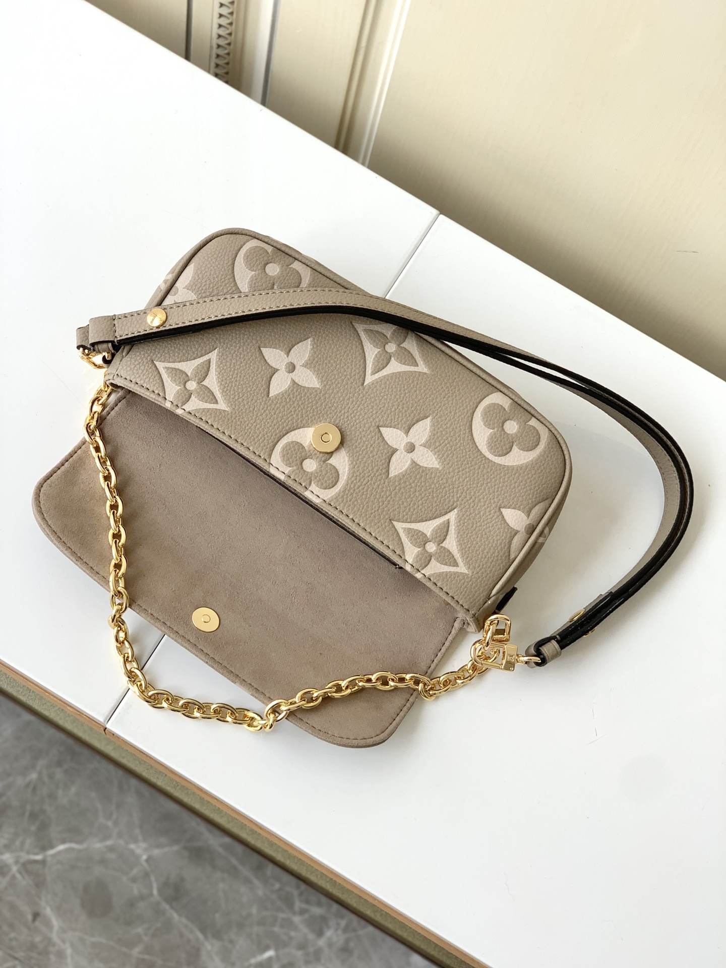 LOUIS VUITTON  Ivy Wallet on Chain Bag Tourterelle Grey/Cream