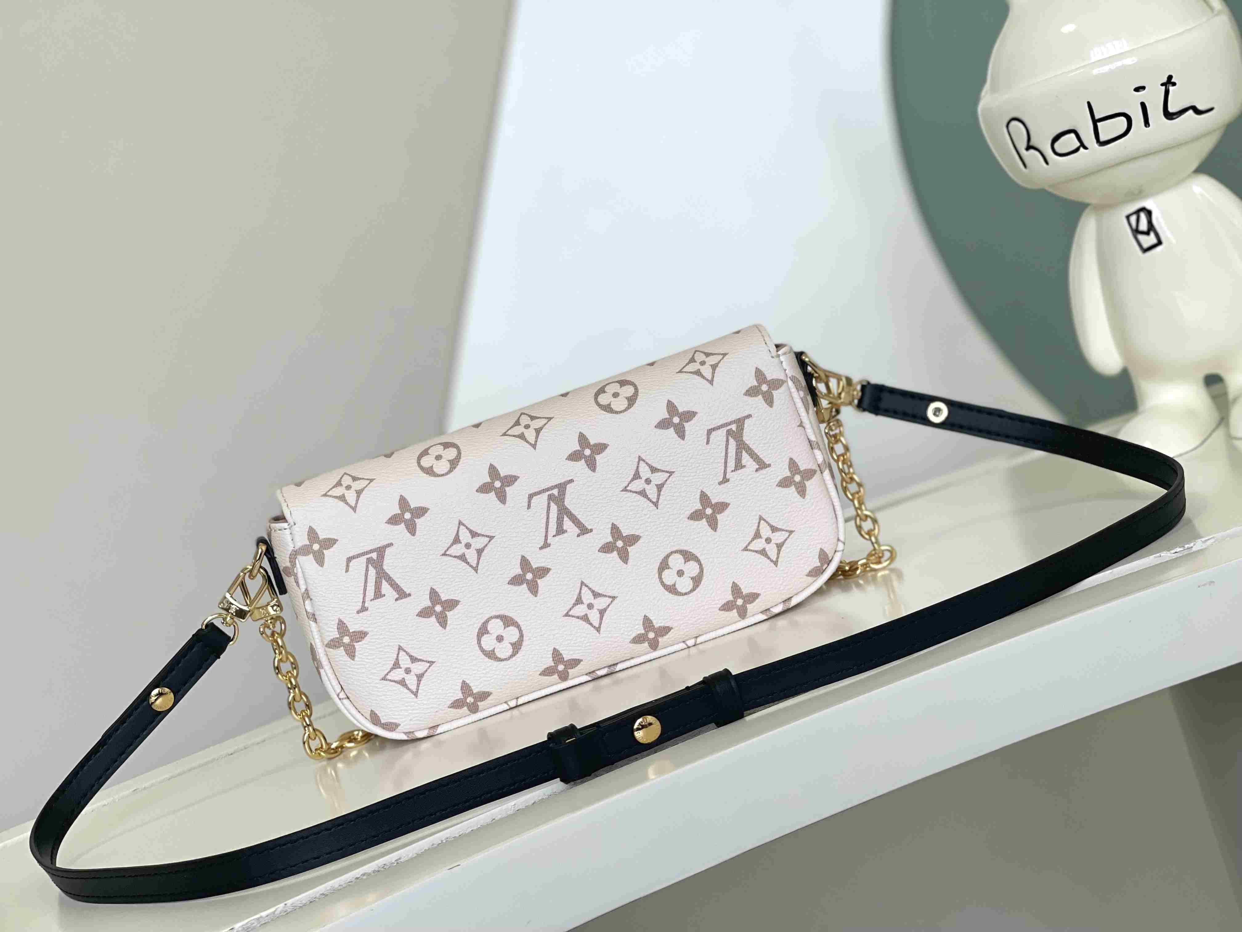 LOUIS VUITTON  Ivy Wallet on Chain Bag Monogram Dune coated canvas