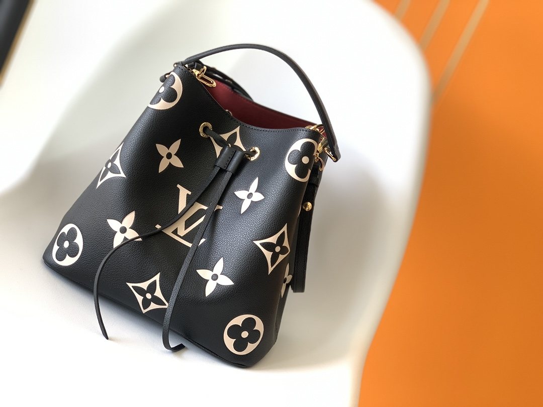 LOUIS VUITTON NéoNoé MM Bucket Bag  Black/Cream