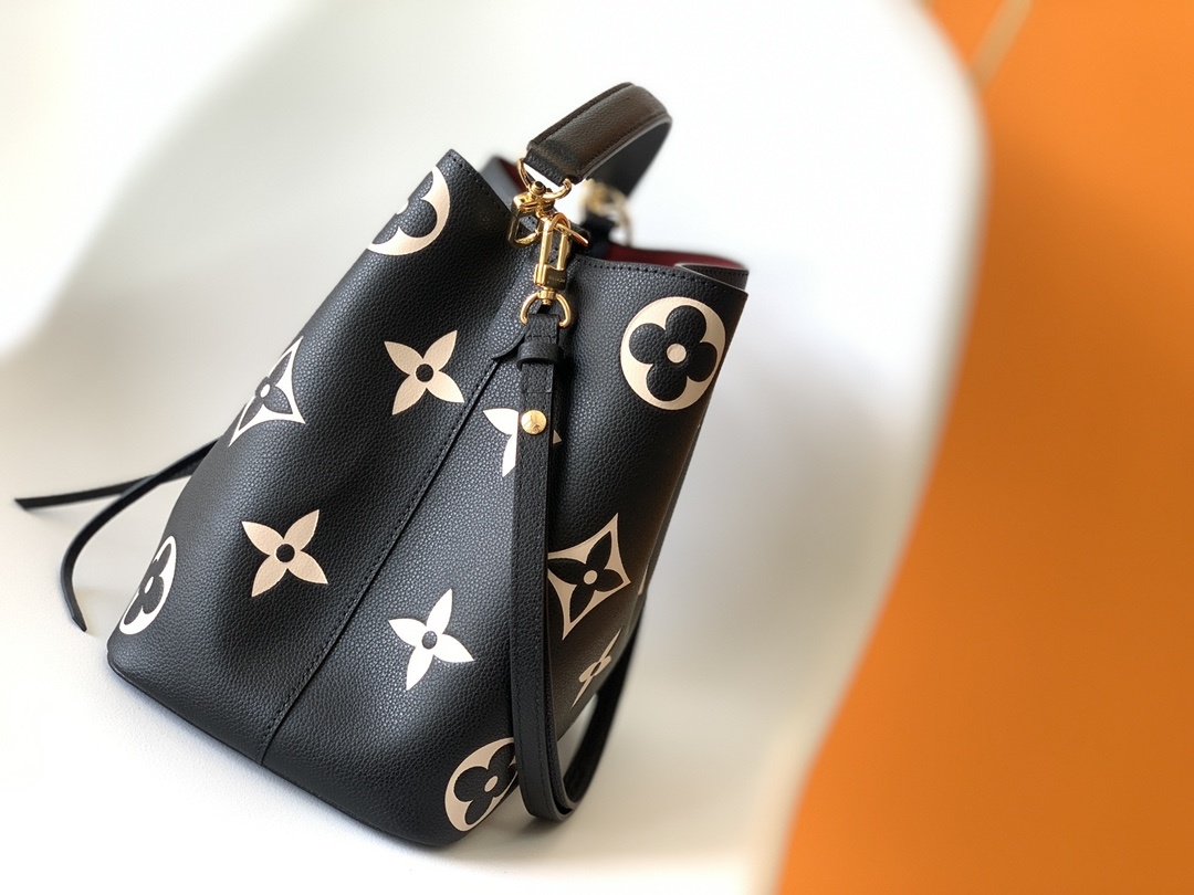 LOUIS VUITTON NéoNoé MM Bucket Bag  Black/Cream