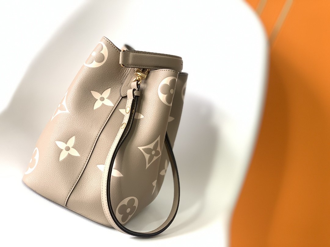 LOUIS VUITTON NéoNoé MM Bucket Bag  Dove Grey/Cream