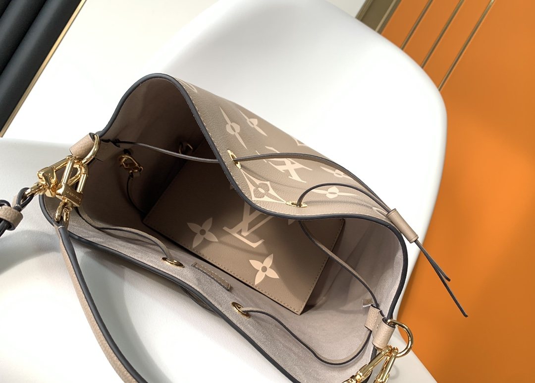 LOUIS VUITTON NéoNoé MM Bucket Bag  Dove Grey/Cream