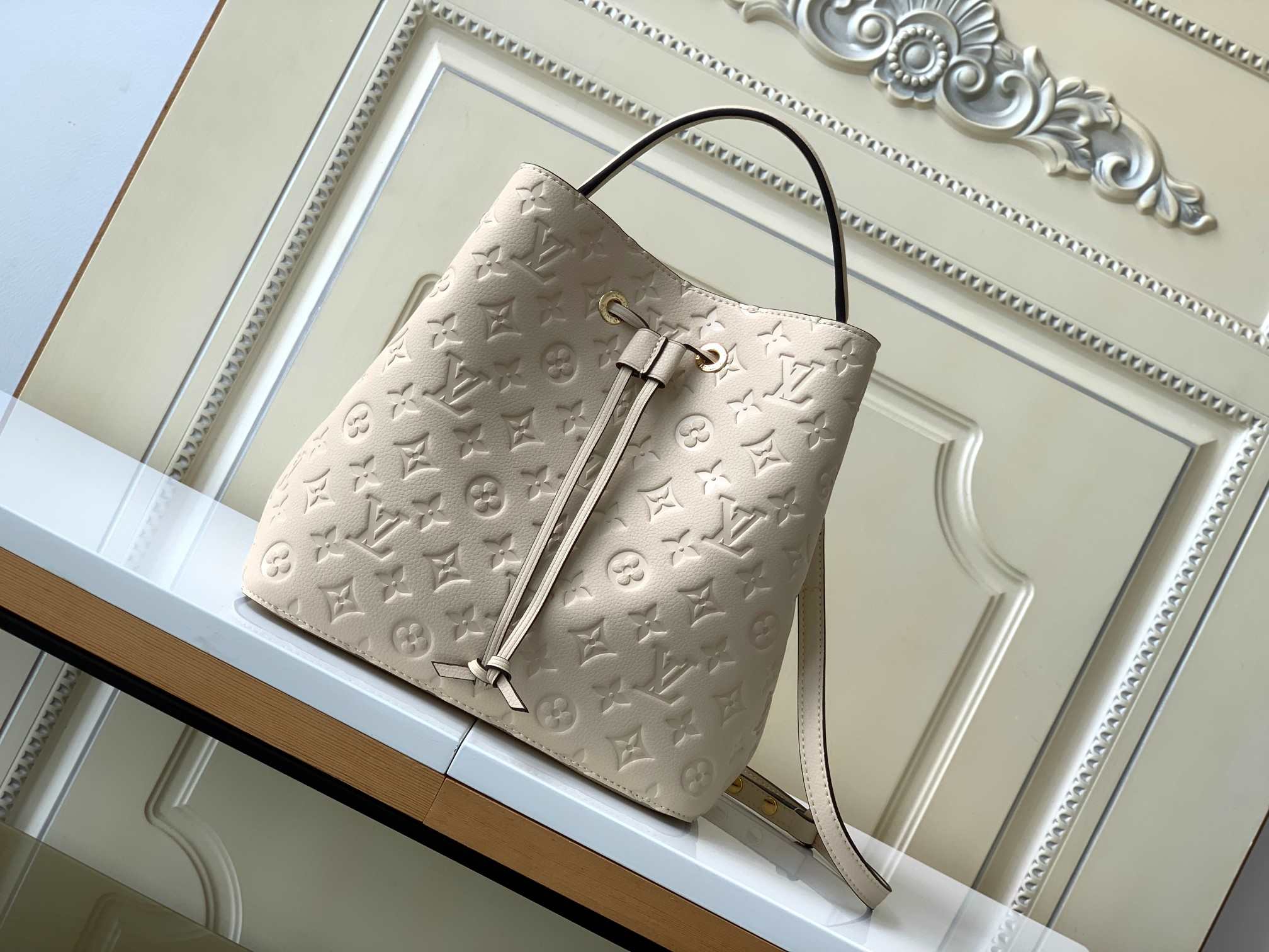 LOUIS VUITTON NéoNoé MM Bucket Bag  Crème Beige