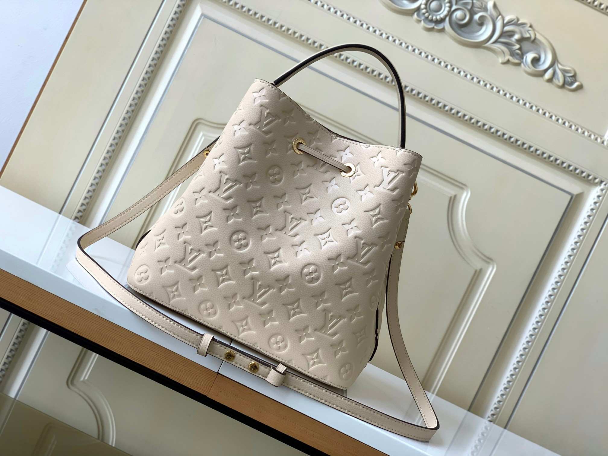 LOUIS VUITTON NéoNoé MM Bucket Bag  Crème Beige