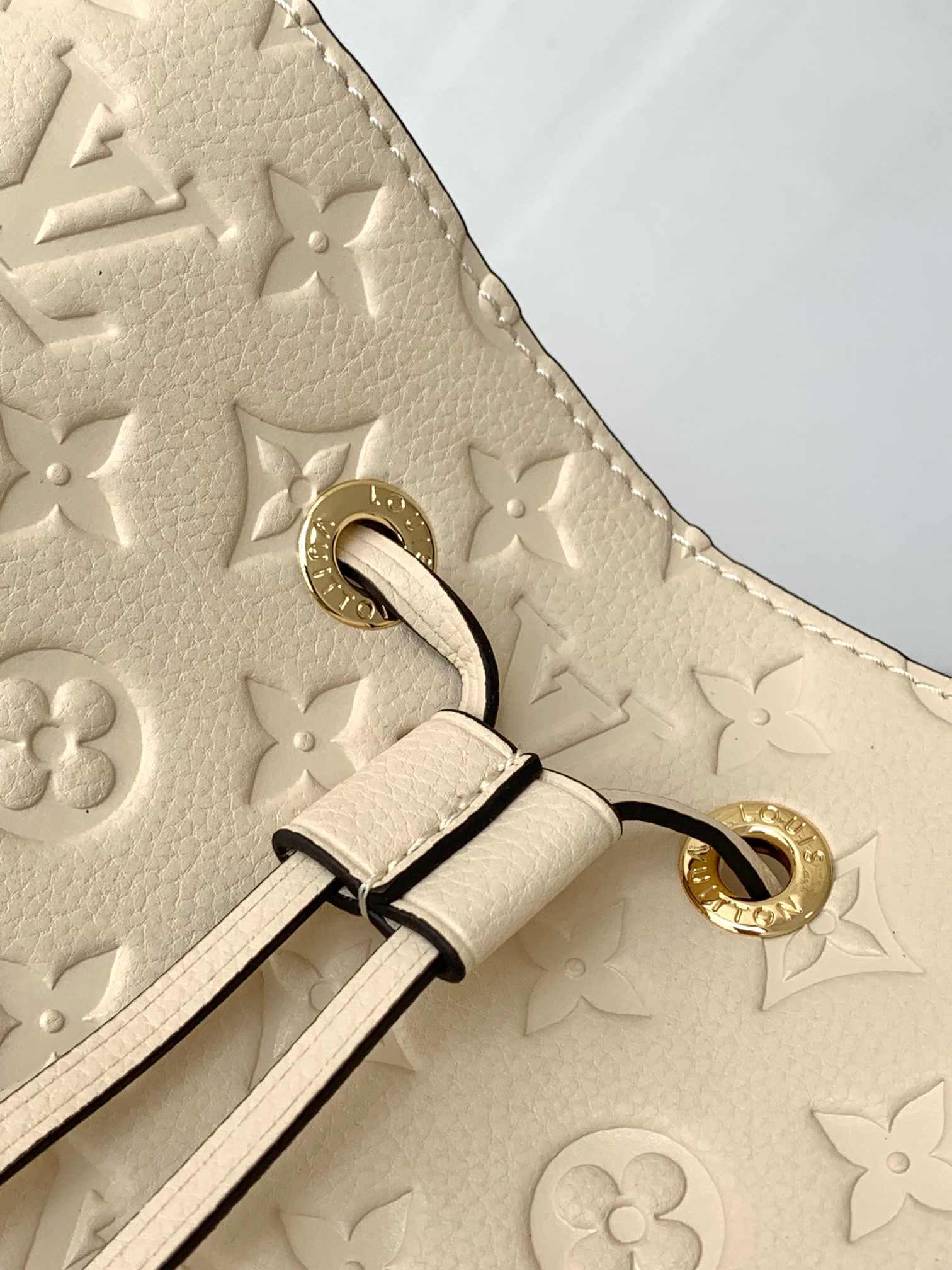 LOUIS VUITTON NéoNoé MM Bucket Bag  Crème Beige