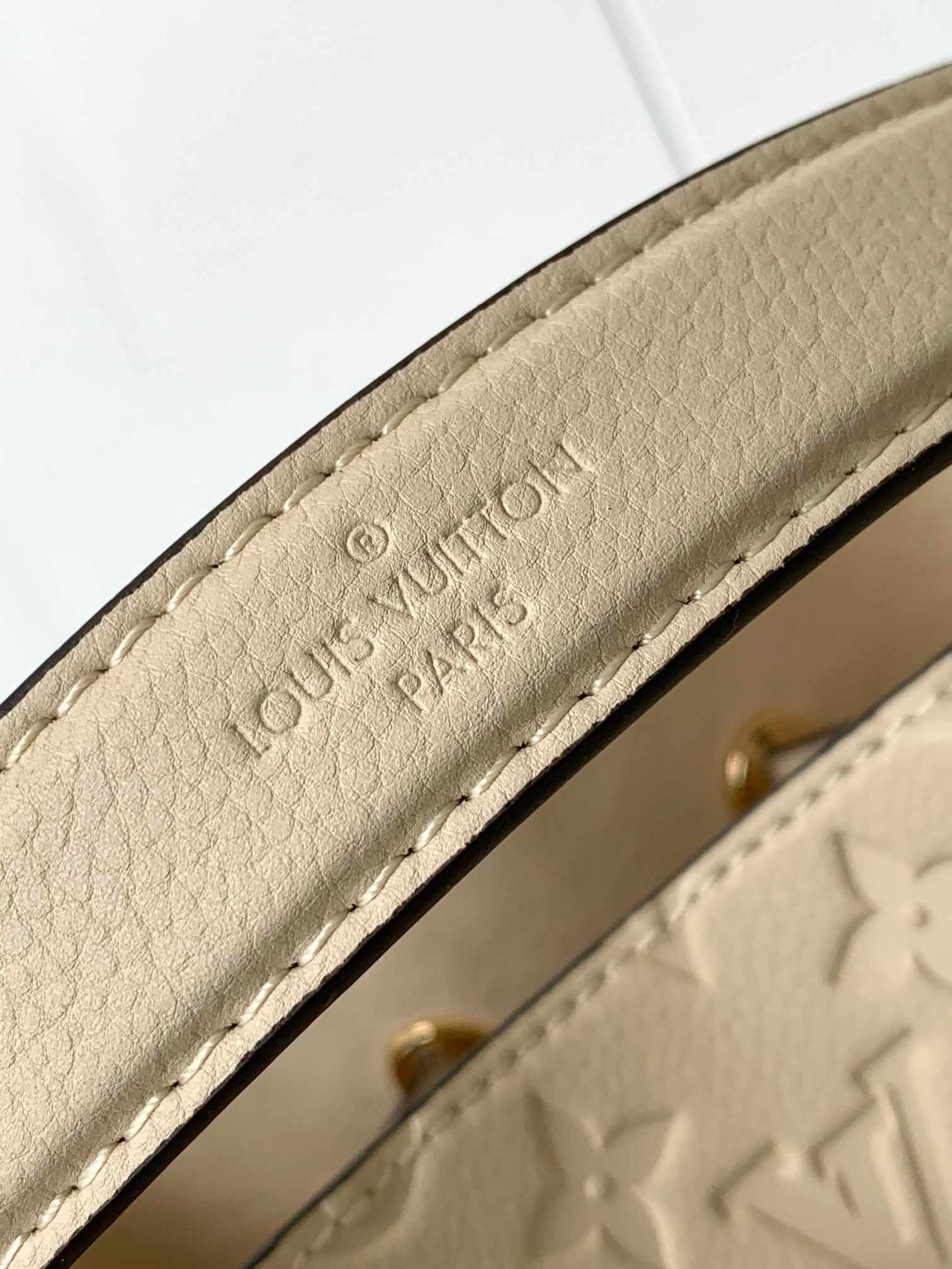 LOUIS VUITTON NéoNoé MM Bucket Bag  Crème Beige