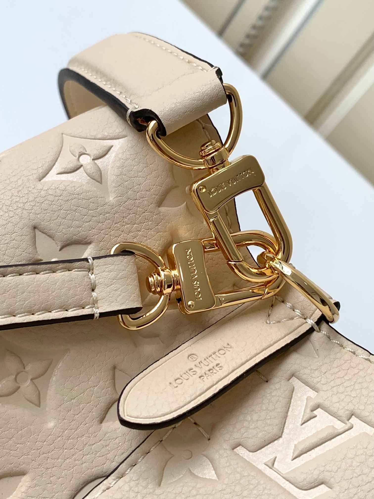 LOUIS VUITTON NéoNoé MM Bucket Bag  Crème Beige