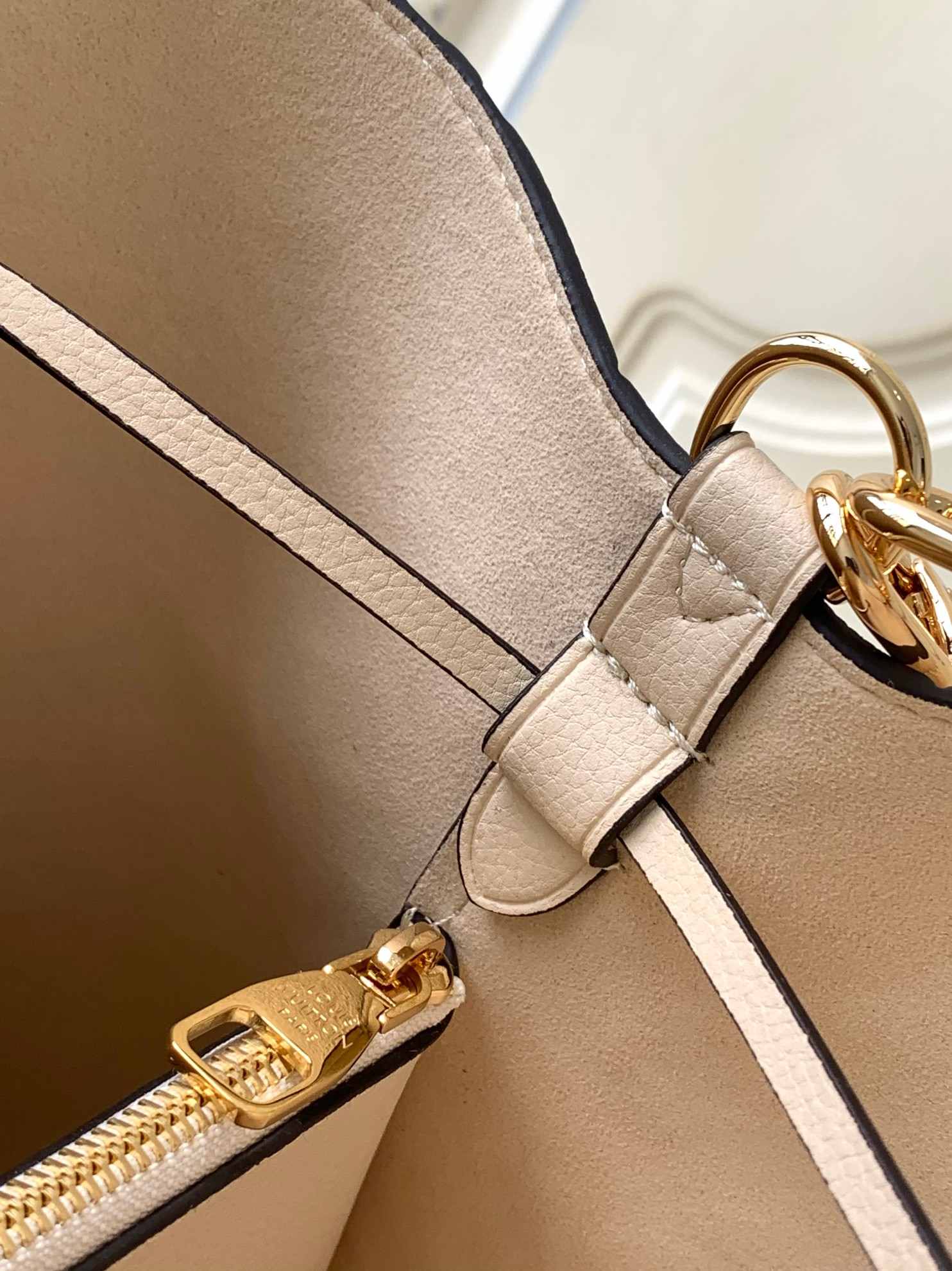 LOUIS VUITTON NéoNoé MM Bucket Bag  Crème Beige