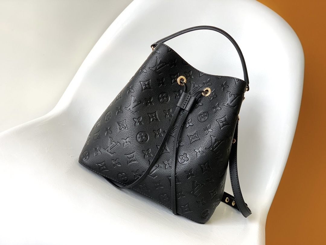 LOUIS VUITTON NéoNoé MM Bucket Bag Black