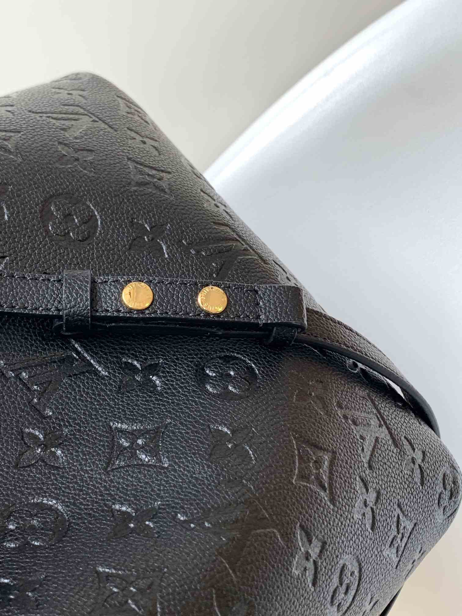 LOUIS VUITTON NéoNoé MM Bucket Bag Black