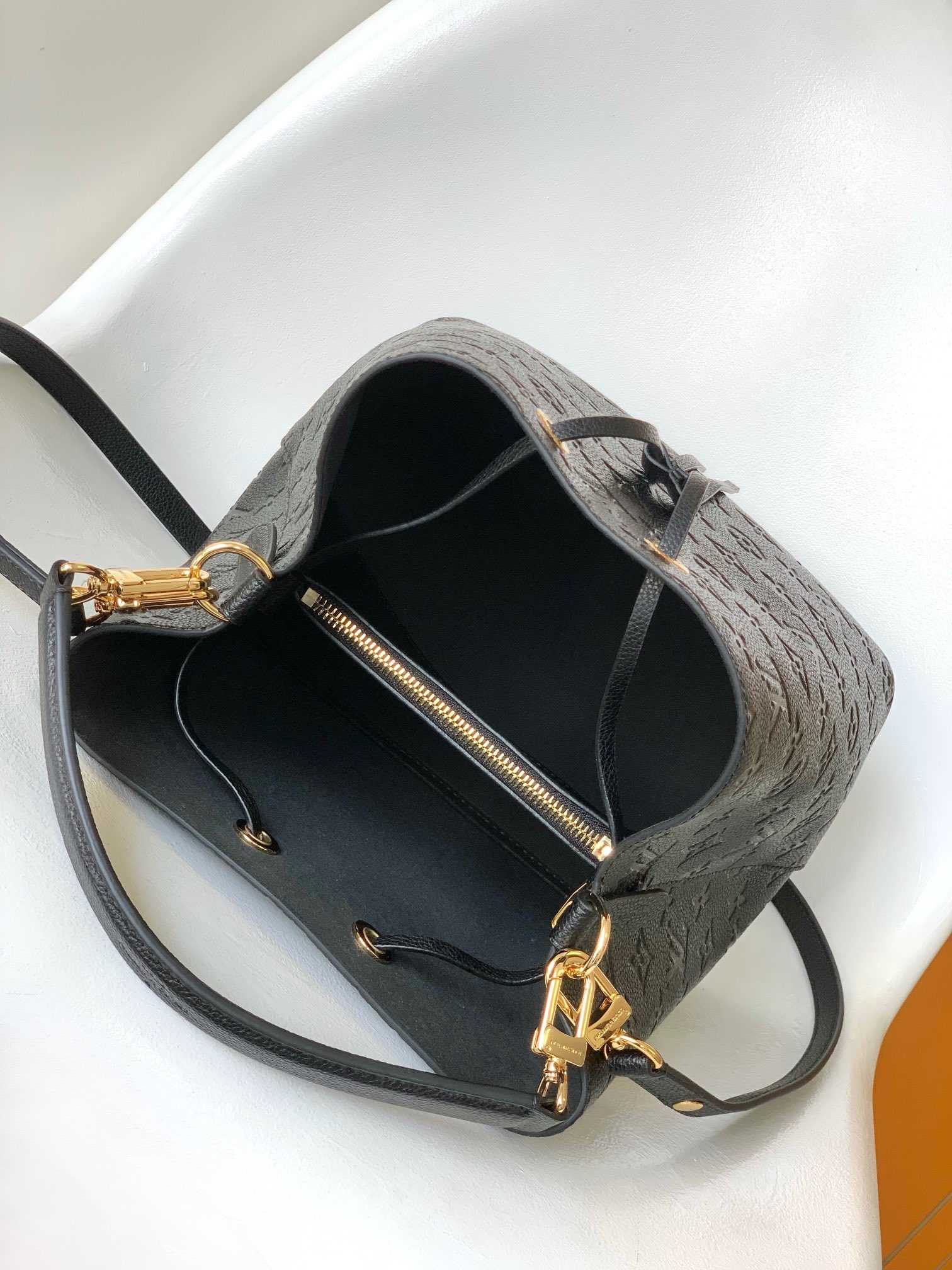 LOUIS VUITTON NéoNoé MM Bucket Bag Black